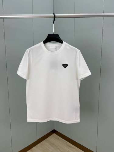 prada.普拉达 25春夏经典涂珐琅三角形金属徽标短袖T恤 正面胸前缀饰涂珐琅三角形金属徽标为时尚设计增添经典元素 呈现衣橱必备单品 定制80支双股丝光棉面料