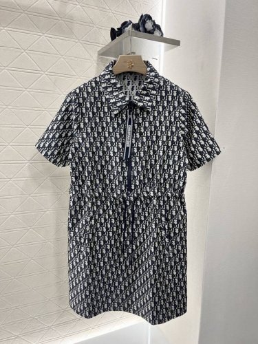 dio*2025新品上架 提花工装连衣裙 定制Yb进口提花材质 质感高级 挺括有型 拉链半开襟连衣裙版型 宽松舒适可调节 腰间抽绳配合拉链前襟徽标带设计 吸睛满