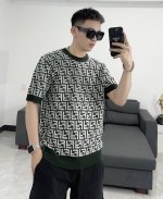 上身效果图 绿色 P350 Fendi 芬迪2025夏季新款Ff老花圆领羊毛针织短袖T恤 本款圆领短袖套头衫。Ff羊毛材质，呈全幅编织效果。饰有罗纹饰边。积极档