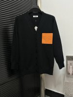 LOEWE 罗意威新款针织开衫 对色定染含羊毛的棉纱线，柔软亲肤，双层针织，手感无敌好，拿到手里就能感受出它的质感随便一件就能出门很万能，盛装出席搭穿着它上班也