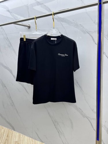 Dior*迪奥 春夏套装版型M-Xxxl 最新最顶级平纹黑色贴标刺绣套装，定制面料 顶级品质在售，一站式制作工艺，采用进口高端订制进口丝线手感一流！上身挺拔有型