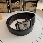 新品巴宝莉经典光版真皮头层皮带，Logo金间银色自动头，大气且耐看，融合标志性设计的最新款！闪亮镀钯电镀，超高原单品质货，全套礼盒配专柜包装，采用两层皮原版面料