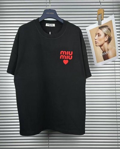 Miu Miu新款硅胶字母Logo 面料采用270克纯棉面料 手感超级舒服 时尚又个性 超级百搭好看的一款T恤 人手必备款 包装 吊牌 领标 水洗麦 齐全 颜色