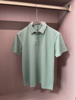 范思哲 2025春夏 经典的Polo领设计，搭配简洁的单排扣，线条利落流畅，巧妙修饰颈部线条，彰显优雅绅士格调。左胸处精致的品牌标识，采用无痕压胶工艺，细腻而平