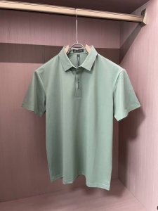 范思哲 2025春夏 经典的Polo领设计，搭配简洁的单排扣，线条利落流畅，巧妙修饰颈部线条，彰显优雅绅士格调。左胸处精致的品牌标识，采用无痕压胶工艺，细腻而平