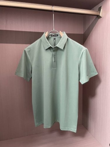 范思哲 2025春夏 经典的Polo领设计，搭配简洁的单排扣，线条利落流畅，巧妙修饰颈部线条，彰显优雅绅士格调。左胸处精致的品牌标识，采用无痕压胶工艺，细腻而平