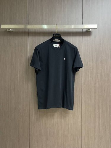 ami 胶囊刺绣短袖T恤 定制奢润高精潮棉臻萃华料 采用进口机刺绣工艺 使用先进的计算机控制系统和精密的机械部件实现Ami胶囊三色刺绣和 A刺绣作业 精度高 线