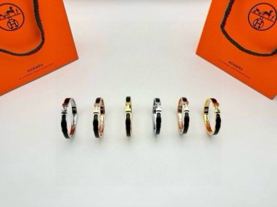 顶级版170 Hermes爱马仕窄版手镯正品一致1：1！市面顶级版本没有之一！ 经典永垂不朽，简单抢眼，超好搭显白。适合日常佩带，带上仙气飘飘超级时尚加分。收到