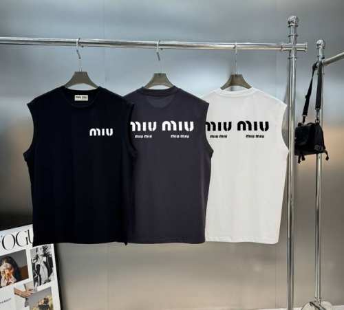 miumiu25S春夏新款冰棉背心今年的持续升温的品牌款式.必须盘的系列！采用240G冰棉面料，细节可见的高级感！！面料冰爽舒适.柔软亲肤.推荐入手！！颜色：黑