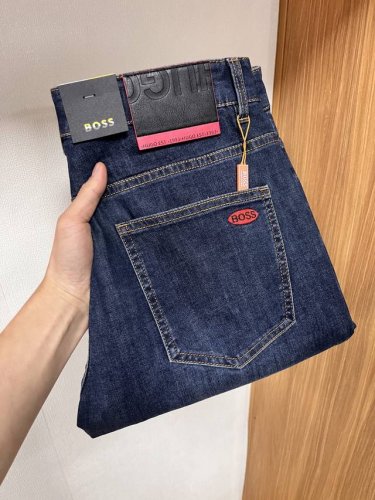 boss 2025春季新品 欧洲站男士商务休闲牛仔裤 当商务遇上休闲，当经典碰撞时尚，2025年春季，我们为您带来全新欧洲站男士商务休闲牛仔裤！ 精选高品质面料