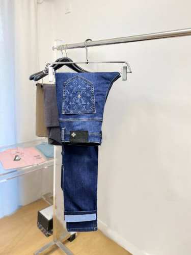 主推.长期有货 LV 高品质 2025春夏官网高端新品原单少数帅爆牛仔裤，百分百原单 百搭神器！今年最新流行的风格设计款式，采用进口棉花制作成的单宁布，上身舒适
