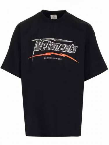 V22 顶配版 24Ss 新款 Vetement 新款极速 印花短袖T恤！ 采用260精梳纯棉面料及所罗娜配套螺纹，已做强力预缩水工艺久洗不易变形。 前胸及后背