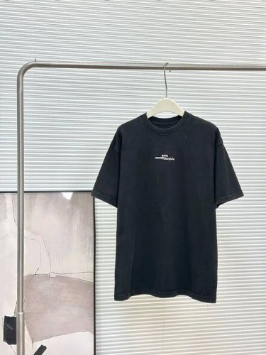 maison Margiela 马吉拉Mm6夏季 水洗做旧倒置字母短袖 T恤 男女情侣款 洗水做旧效果 短袖的底衫是 %纯棉亲肤透气 定织定染同版紧密螺纹~ 采
