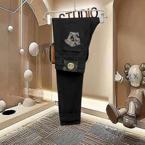 主推.长期有货 范思哲 高品质 官网高端新品原单少数帅爆牛仔裤 百分百原单 百搭神器 今年最新流行的风格设计款式 采用进口棉花制作成的单宁布 上身舒适 剪裁设计