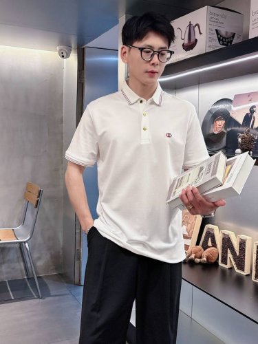 古奇 高端货商务 白领 单位人士必入单品！ 休闲商务翻领短袖，科技面料，体感非常棒，手感顺滑质感很棒！弹性好，无任何束缚感，面料自带透气网孔，吸湿排汗，速干保持