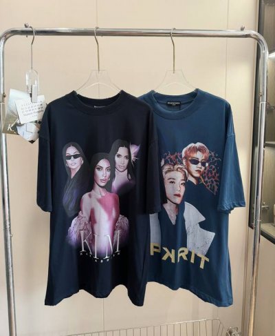 价格P： 品名：Balenciag* 25Ss新款巴黎联名做旧割破人物短袖T恤 尺码：S.M.L 颜色：黑色 雾霾蓝 真的太太太太太难买了，断货王实锤！版型很宽