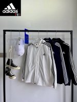 p160 【阿迪达斯经典基础款三条杠外套】 阿迪达斯Adidas专柜基础款三杠连帽外套夹克，经典的才是永恒的经久不衰，版型宽松，面料舒适透气，随便搭配一条运动裤