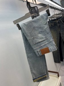 diro迪澳新季爆款Cd家 专柜代购新品春夏牛仔裤浅复古水磨灰蓝色潮流 底部原单印花新风格设计 柔软亲肤面料专柜订制奢华感铭牌皮标品质感细节处理满满到位 颜色超