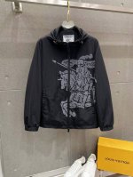 巴宝莉 官网同款！2025春季新款男士夹克外套，原单三标齐全高端版本！专柜定制面料 透气舒适度高，细节无可挑剔，品牌元素设计理念，体现高品质。手感细腻柔软！呈现