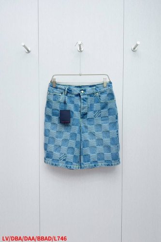 上衣 裤子 L746 Lv Louis Vuitton 棋盘格牛仔短裤 工艺说明：采用色织提花工艺制作的牛仔布，也就是斜纹织法的、靛蓝染色的粗斜纹布。这种布料通