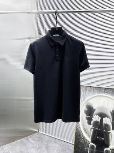 普拉达 Prada 2025Ss夏季新款 翻领短袖T恤 Polo衫，高端版本！专柜定制面料 透气舒适度高，细节无可挑剔，品牌元素设计理念，体现高品质。手感细腻柔
