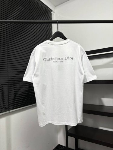 高版本 质量很好 迪奥 Dior领口小字母刺绣男女同款短袖T恤 后背Christian Dior Couture字母万针刺绣 刺绣内部内敷柔软网纱内衬 贴身穿都