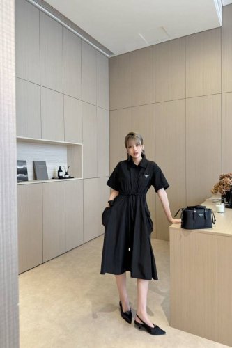 款号D25052573 prad*新款 金属三角标Logo口袋腰间抽绳收腰显瘦工装风大口袋中长款短袖翻领连衣裙 黑色 M码 肩宽51 胸围104 袖长20 裙长