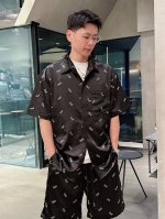 一套 D家新款休闲裤！品牌经典Logo，定制高品质280克醋酸面料套装。高支高密，面料很厚实的，做了防勾丝处理，手感跟真丝一样舒适度极好，手触感：烈。辦识度极高