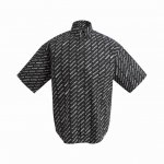 24Ss Blcg巴黎世家短袖衬衫 面料采用了以棉纤维为主制成的，它具有柔软舒适、吸湿性强等特点。棉质衬衫适合在春夏季节穿着，因为棉纤维的透气性可以帮助身体保持