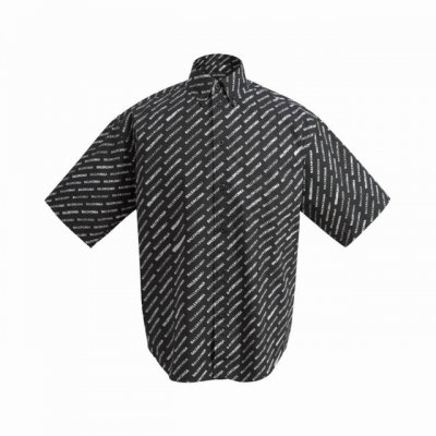 24Ss Blcg巴黎世家短袖衬衫 面料采用了以棉纤维为主制成的，它具有柔软舒适、吸湿性强等特点。棉质衬衫适合在春夏季节穿着，因为棉纤维的透气性可以帮助身体保持