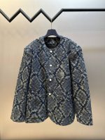 Lv 蛇年提花 牛仔无领外套 本款夹克取材2025春夏秀场的Snakoflage丹宁布，将pharrell Williams笔下的Damoflage图案化为像素