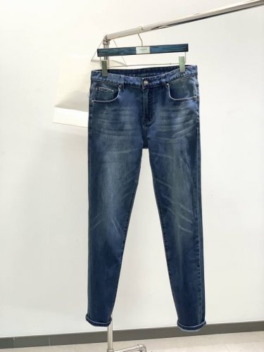 prada 普拉达，2025春季最新品，专柜同步有售，原单狠货，水洗休闲牛仔裤，进口原版水洗弹力面料，舒适有弹性，顶级印胶工艺字母图案装饰Logo，原版五金辅料