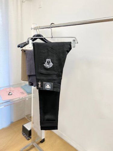范思哲 2025官网高端新品原单少数帅爆休闲裤，百分百原单 百搭神器！今年最新流行的风格设计款式，剪裁设计挺拔有型！低调不失奢华 超有Feel上身精致跃然，简单