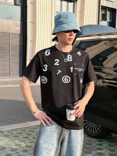 马吉拉家 2025春夏新款男女同情侣款休闲宽松棉质圆领短袖T恤衫！贸易公司渠道稀出，同步官网发售 ！ 2025春夏最新系列，经典时尚设计元素，为全新系列注入满满