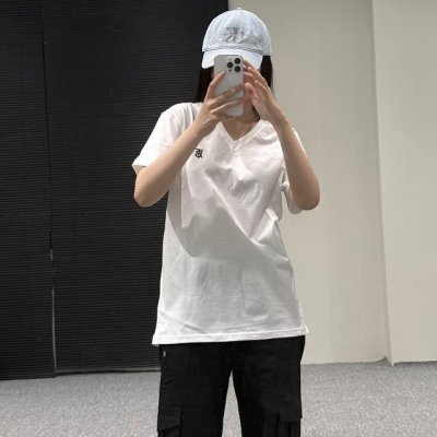 Bbr 短袖 V 领 小标刺绣 打底上身展示 模特试穿 M 码 身高 162Cm 47Kg