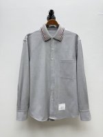 tb·法兰绒翻领长袖衬衫、代工厂出品 春夏系列 右胸口的立体口袋，针脚工整，触感平整服帖 下摆的标签设计延续了品牌一贯设计风格，展现了品牌“少即是多”的哲学 背