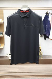 prada普拉达 2025春夏系列新品 时尚翻领polo短袖时尚单品设计 更加时尚舒适 高标准定制 上身非常有型 奢华品牌经典字母Logo图案 进口高档双珠地面