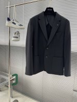 p590 -Gvc 领子金属小标识细节西装休闲外套。 订织科技感混纺聚酯纤维面料，面料质感很好穿着舒适，百搭款式。 尺码:S-Xxl 尺码
