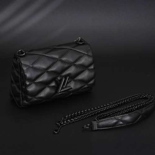 600 Louis Vuitton Lv Go-14 Mm中号手提包链条单肩包M22891 本款 Go-14 中号手袋取材华美羊皮革，以绗缝图案致敬品牌传统行李