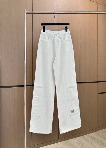 爆款现货 原单品质 Loe*｜25新款工装式牛仔裤 颜色百搭高级 两侧口袋设计尽显高级随意感 视觉盛宴 四季必入的百搭单品 订制面料，质感巨好，慵懒范儿十足 女