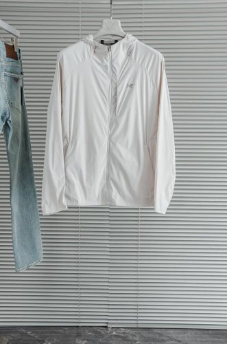 Arc‘Teryx 始祖鸟 男士连帽夹克防晒服#全新户外轻薄防晒外套上线，整体超前时髦的设计，打破设计师以往的传统风格面料采用100%聚酯纤维成分打造，手感轻薄