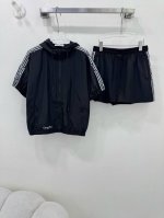 p510Dio* 25新款套装定制Yb进口再生尼龙材质 挺括舒适有型 面辅料开发 连帽短袖外套抽绳松紧休闲短裤 胸前沿用开襟拉链调节 配合撞色Miss拼接设计