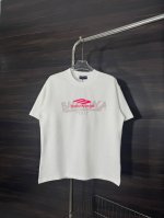 款号：He237 Balenciaga 巴黎世家胸前字母凸印圆领短袖 面料采用2 克双股双纱纯棉面料，手感舒适柔软，上身舒适透气，领口采用同缸同色罗纹，不紧绷，