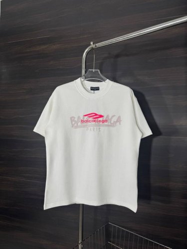 款号：He237 Balenciaga 巴黎世家胸前字母凸印圆领短袖 面料采用2 克双股双纱纯棉面料，手感舒适柔软，上身舒适透气，领口采用同缸同色罗纹，不紧绷，