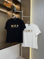 LOUIS VUITTON路易威登2025ss新款美式字母斜纹布料贴布绣花情侣休闲短袖T恤 最高版本！定制面料290克100%双纱棉！美式字母斜纹布料贴布绣花！