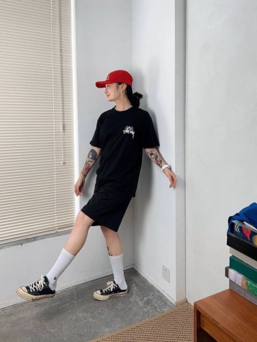 stussy Fw22 8球系列 黑8雕塑天使印花短袖T恤 男女同款 始于海滩文化的Stussy ，从冲浪玩到滑板，创作与美感不断的占有街头潮流，联名系列也是备