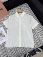 爆款现货 原单高品质 Miu Mi*｜25新款绣花衬衫 颜色百搭高级 定制版型包容性好 尽显高级随意感 视觉盛宴 四季必入的百搭单品 订制面料，休闲范儿十足 女
