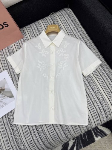 爆款现货 原单高品质 Miu Mi*｜25新款绣花衬衫 颜色百搭高级 定制版型包容性好 尽显高级随意感 视觉盛宴 四季必入的百搭单品 订制面料，休闲范儿十足 女
