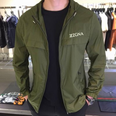 Ze家2025夏季新款防晒服来袭 通过精工混纺之后的面料 手感细滑坚挺 轻薄 透气性强 同时又起到户外防晒作用 兼具自然美感跟舒适度 上身版型裁剪简洁干净 在清