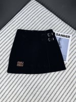 P300Miumi*24秋冬新款 皮Logo绣花裙裤 高定进口丝绒 百搭单品推荐 自留款 高腰裤型 呈小A字型 短裤裙一片式不规则设计 形成假两件 3D立体剪裁